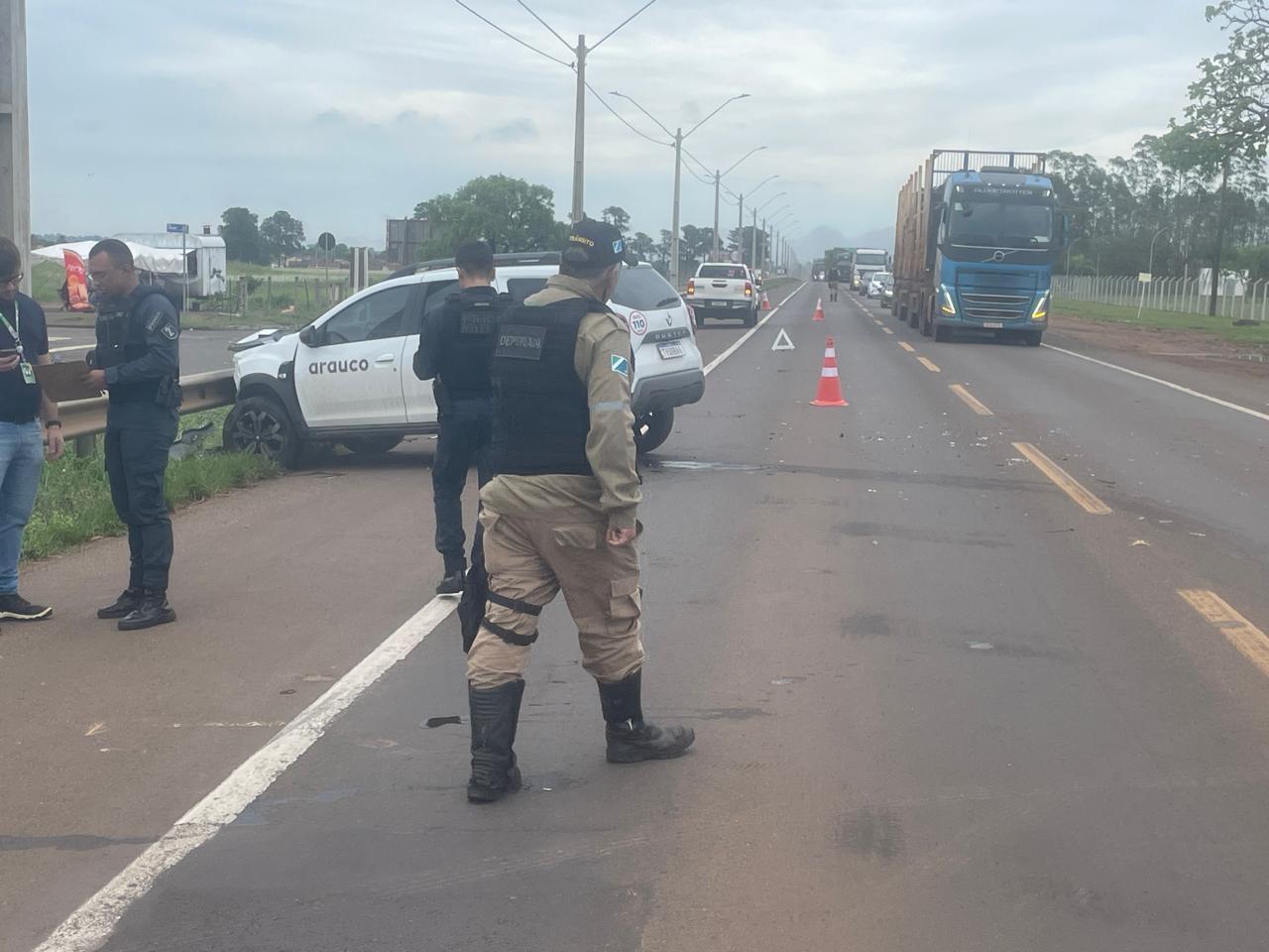 Violenta colisão frontal entre Duster e Hilux mobiliza equipes de resgate em Três Lagoas Violenta colisão frontal entre Duster e Hilux mobiliza equipes de resgate em Três Lagoas