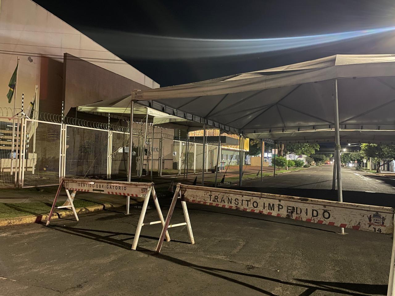 Rua em frente ao Cartório Eleitoral já está interditada e Três Lagoas se prepara para a votação