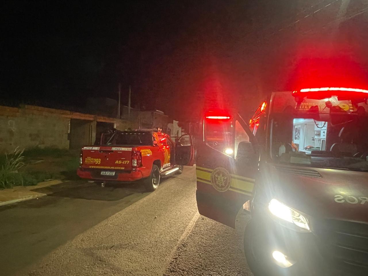 VEJA O VÍDEO: Faca, ciúmes e fogo: Homem teria ameaçado vizinhos e incendiado a própria casa em Três Lagoas VEJA O VÍDEO: Faca, ciúmes e fogo: Homem teria ameaçado vizinhos e incendiado a própria casa em Três Lagoas