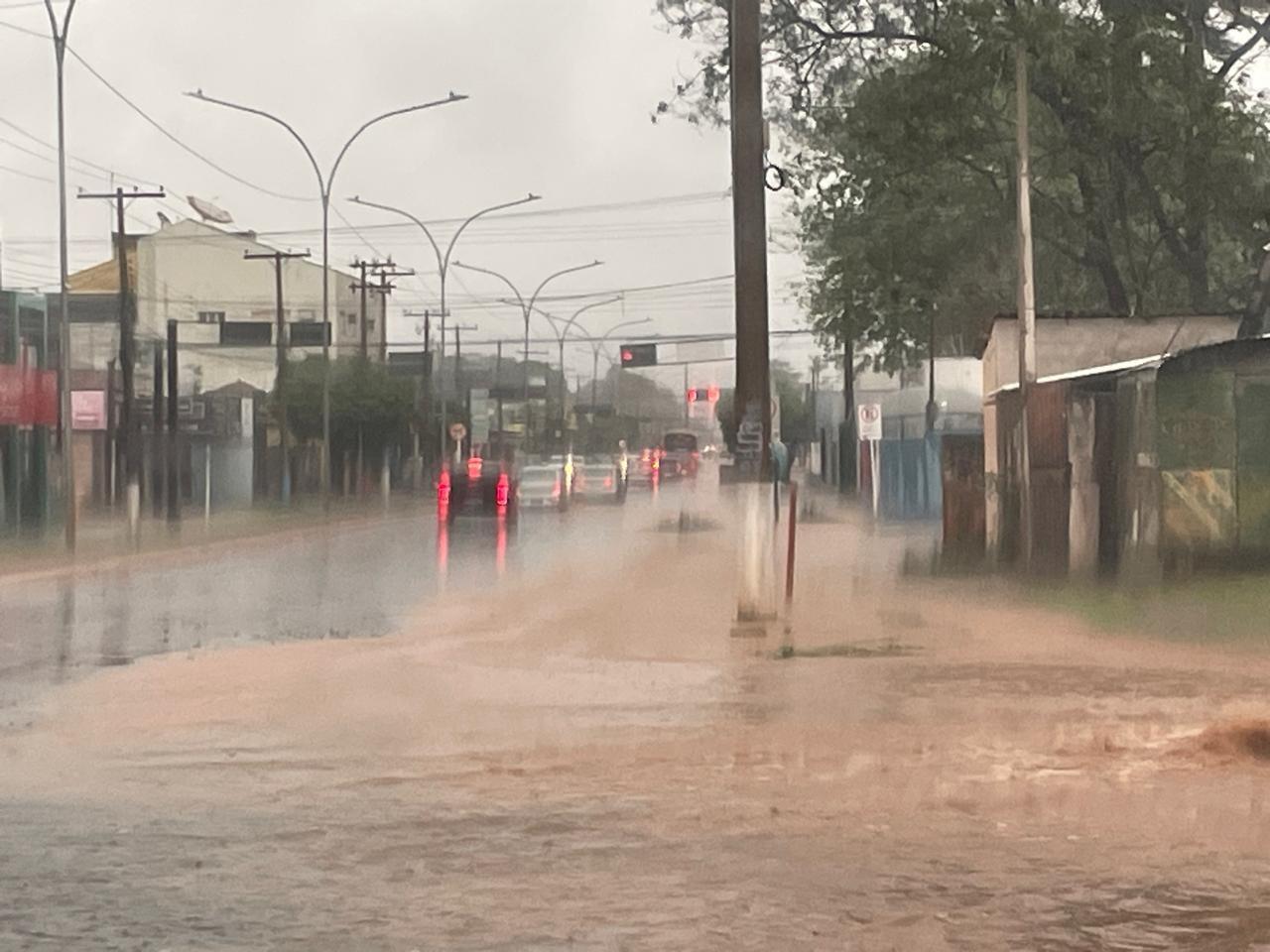 Chuva alaga avenida e outros pontos de Três Lagoas no domingo de eleição Chuva alaga avenida e outros pontos de Três Lagoas no domingo de eleição