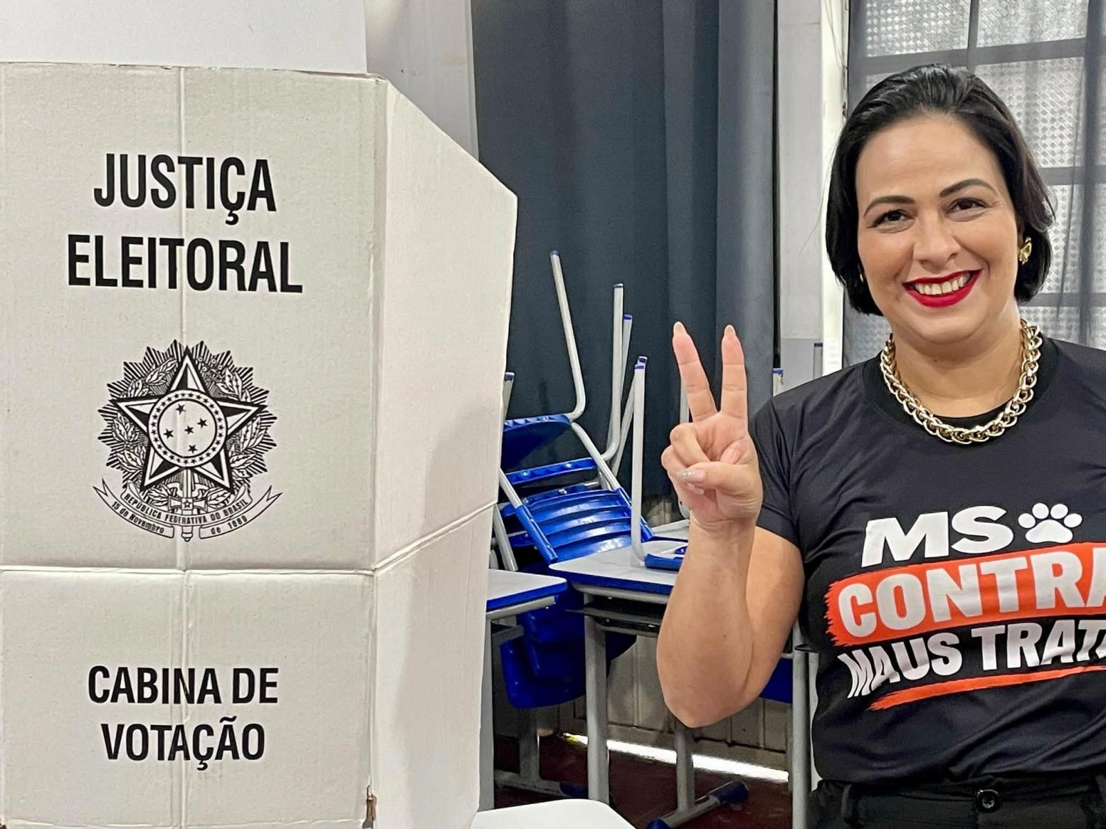 Ao lado dos filhos, Charlene Bortoleto vota na escola Irmã Sheila, em Três Lagoas