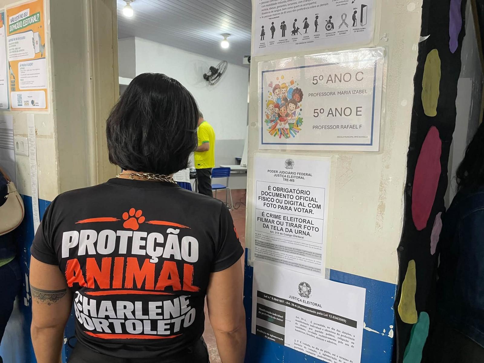 Ao lado dos filhos, Charlene Bortoleto vota na escola Irmã Sheila, em Três Lagoas Ao lado dos filhos, Charlene Bortoleto vota na escola Irmã Sheila, em Três Lagoas