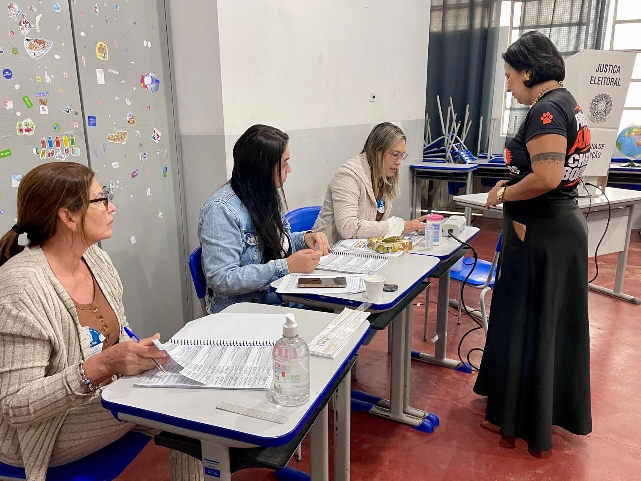 Ao lado dos filhos, Charlene Bortoleto vota na escola Irmã Sheila, em Três Lagoas Ao lado dos filhos, Charlene Bortoleto vota na escola Irmã Sheila, em Três Lagoas