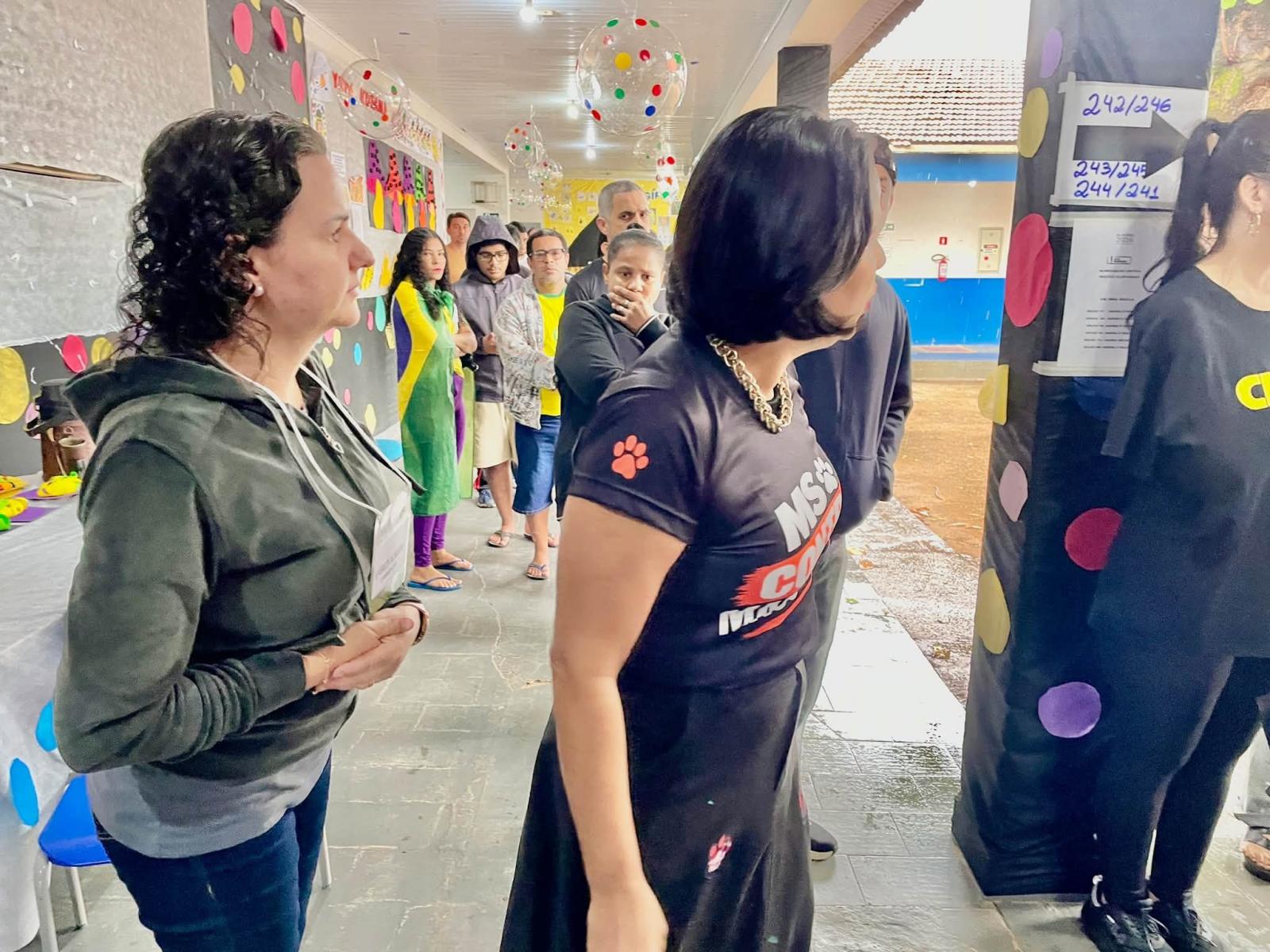 Ao lado dos filhos, Charlene Bortoleto vota na escola Irmã Sheila, em Três Lagoas Ao lado dos filhos, Charlene Bortoleto vota na escola Irmã Sheila, em Três Lagoas