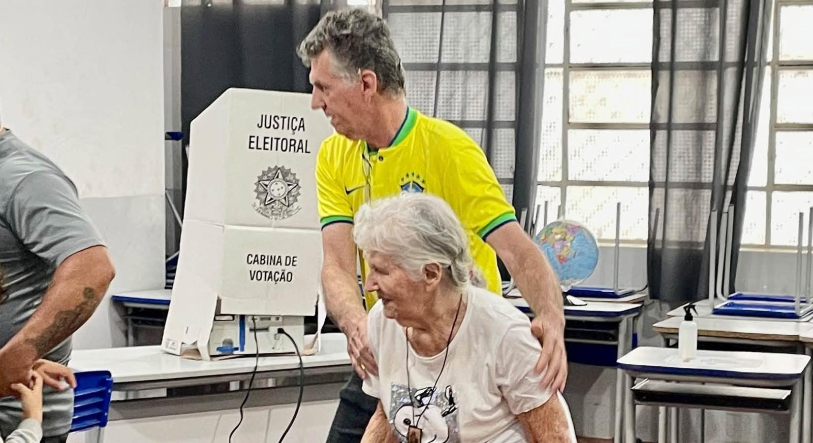 Eronildes, de mais de 85 anos, faz questão de votar e dá exemplo de participação em Três Lagoas