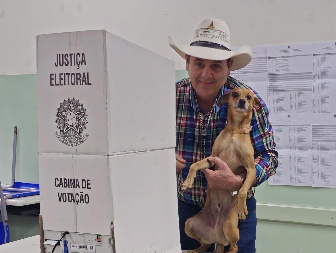 “Segurança” de quatro patas: Guerreiro vota em Arapuá e posa com o pet Perigoso