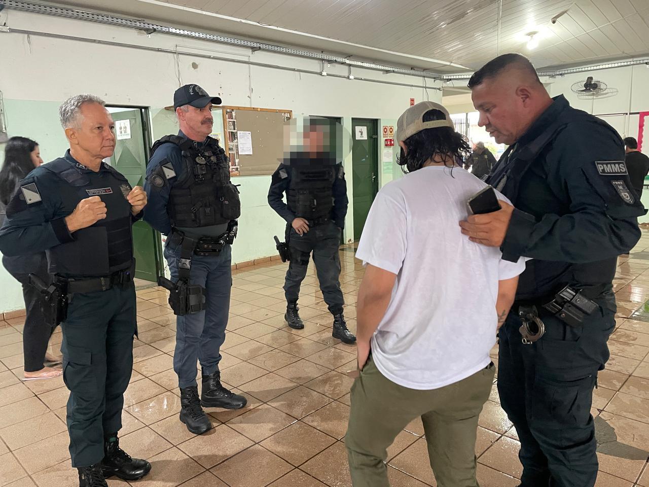 Homem é preso em flagrante durante votação em escola de Três Lagoas durante as eleições deste domingo Homem é preso em flagrante durante votação em escola de Três Lagoas durante as eleições deste domingo