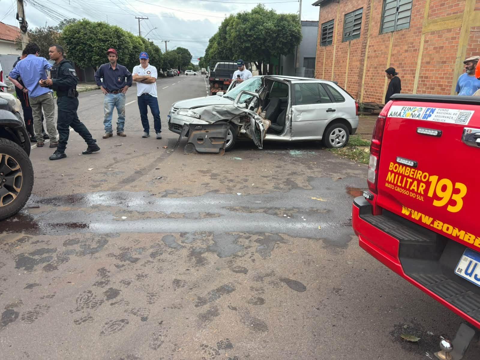 Mãe fica ferida e presa às ferragens em colisão violenta; bebê e outra criança também estavam no carro