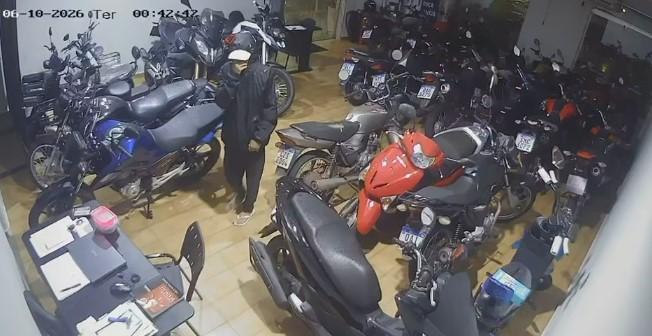 Ladrão é filmado furtando quatro motos de loja na madrugada em Três Lagoas; uma de R$ 14 mil ainda não foi encontrada Ladrão é filmado furtando quatro motos de loja na madrugada em Três Lagoas; uma de R$ 14 mil ainda não foi encontrada