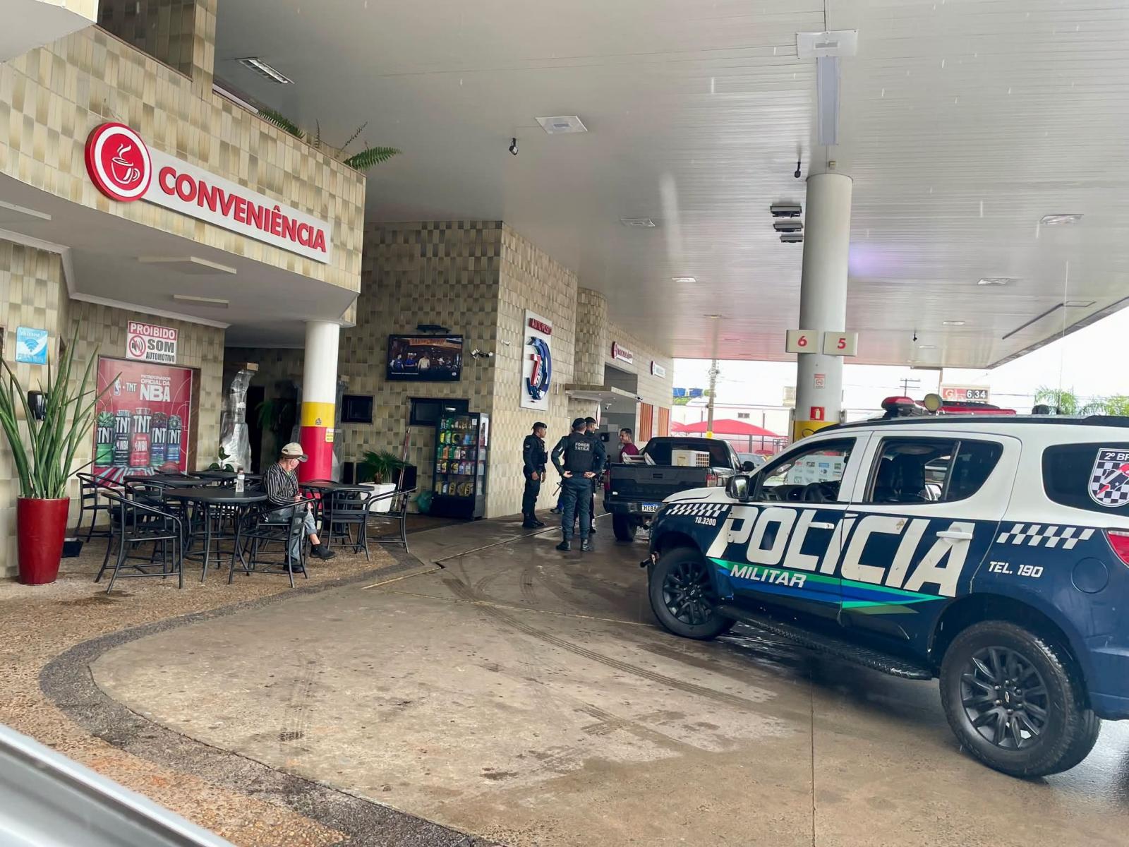 De novo no pátio do posto: frentistas não aguentam mais; homem embriagado tenta quebrar banheiro e xinga funcionários