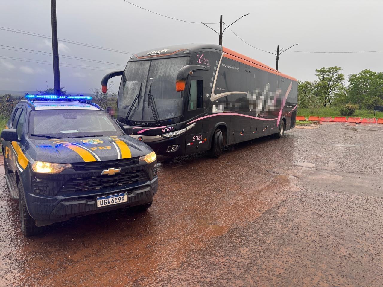 VEJA O VÍDEO: Homem é preso após incendiar ônibus na BR-262; 13 passageiros conseguem escapar das chamas entre Três Lagoas e Água Clara VEJA O VÍDEO: Homem é preso após incendiar ônibus na BR-262; 13 passageiros conseguem escapar das chamas entre Três Lagoas e Água Clara