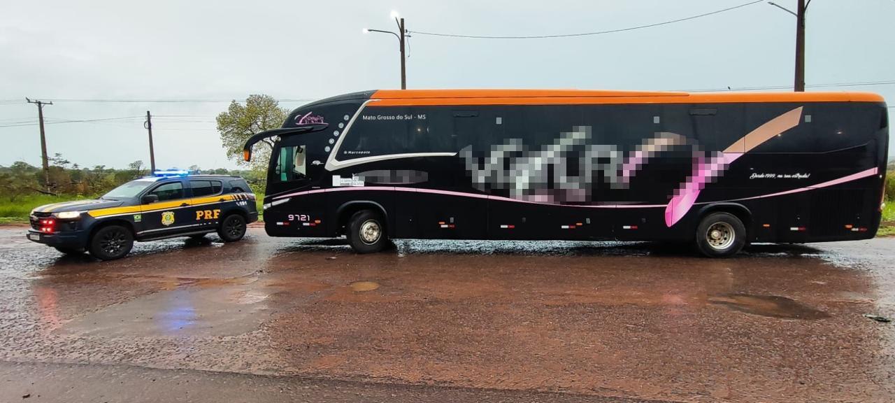 VEJA O VÍDEO: Homem é preso após incendiar ônibus na BR-262; 13 passageiros conseguem escapar das chamas entre Três Lagoas e Água Clara VEJA O VÍDEO: Homem é preso após incendiar ônibus na BR-262; 13 passageiros conseguem escapar das chamas entre Três Lagoas e Água Clara