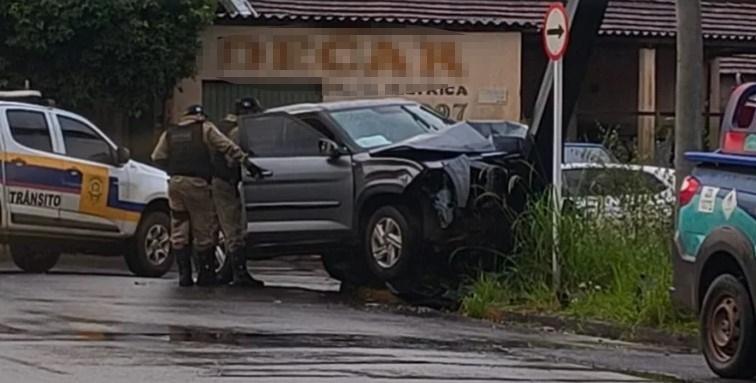 Mesmo com semáforo, cruzamento registra colisão e deixa dois feridos em Três Lagoas