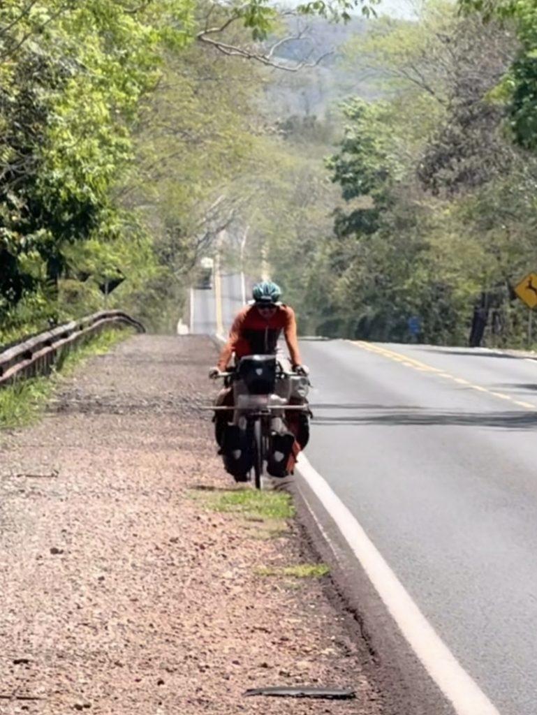 Atenção mulheres de Três Lagoas: Japonês que roda o mundo de bicicleta está chegando à cidade e procura uma companheira para dividir a aventura Atenção mulheres de Três Lagoas: Japonês que roda o mundo de bicicleta está chegando à cidade e procura uma companheira para dividir a aventura