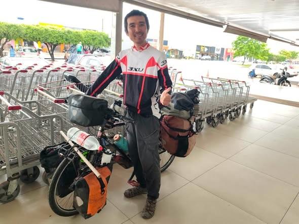 Atenção mulheres de Três Lagoas: Japonês que roda o mundo de bicicleta está chegando à cidade e procura uma companheira para dividir a aventura Atenção mulheres de Três Lagoas: Japonês que roda o mundo de bicicleta está chegando à cidade e procura uma companheira para dividir a aventura