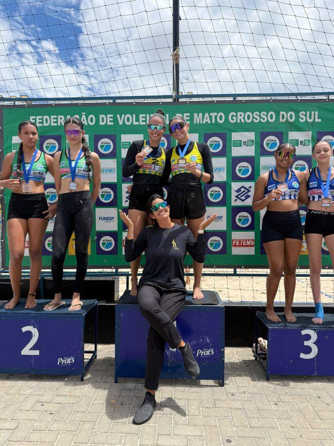 Elas estão dominado as areias: Meninas de Três Lagoas são campeãs e colocam a cidade no topo de vôlei de praia Elas estão dominado as areias: Meninas de Três Lagoas são campeãs e colocam a cidade no topo de vôlei de praia