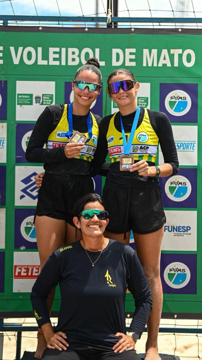 Elas estão dominado as areias: Meninas de Três Lagoas são campeãs e colocam a cidade no topo de vôlei de praia Elas estão dominado as areias: Meninas de Três Lagoas são campeãs e colocam a cidade no topo de vôlei de praia