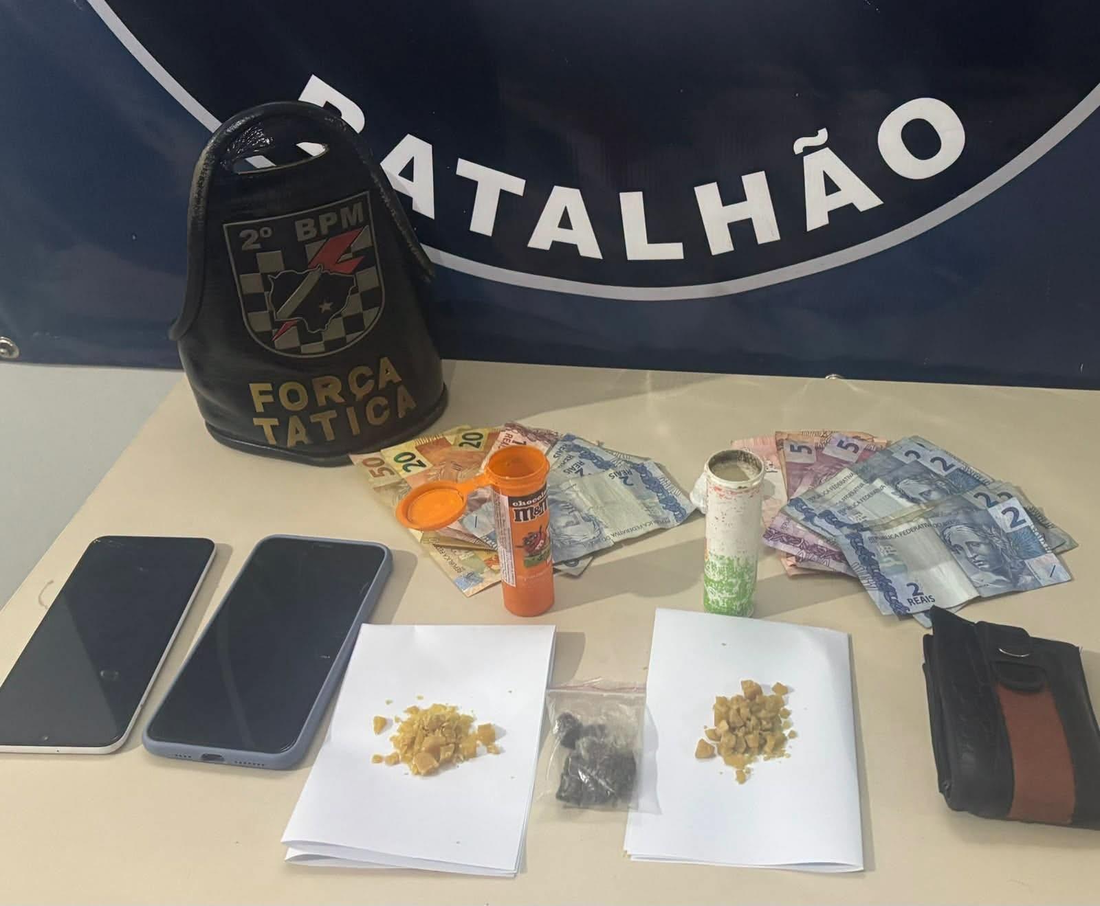 Sentados na frente de casa vendendo drogas: Força Tática dá o bote e prende dupla na Vila Piloto em Três Lagoas