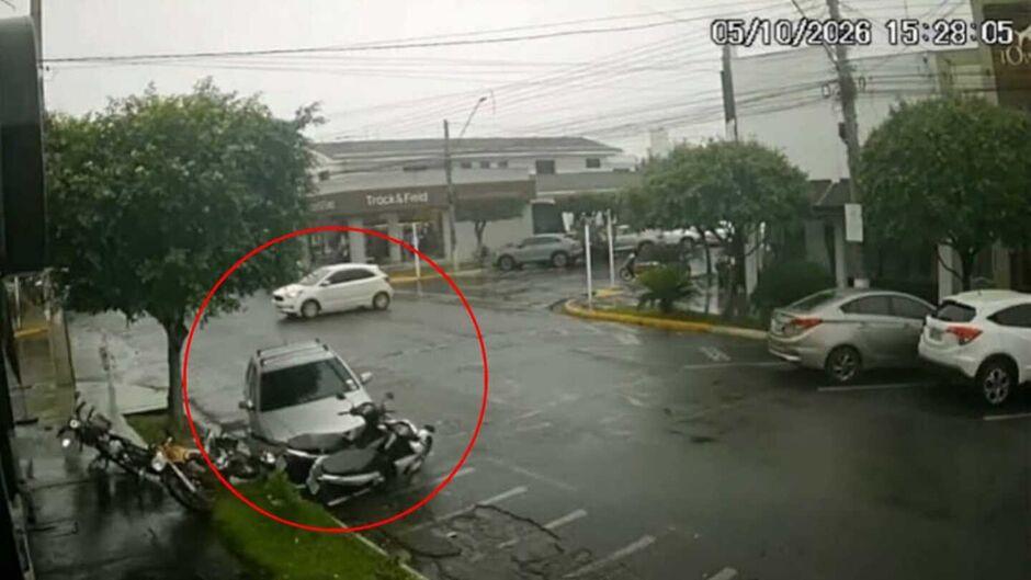 Motorista provoca acidente e outro veículo atinge motos estacionadas em Três Lagoas; condutor deixou o local   