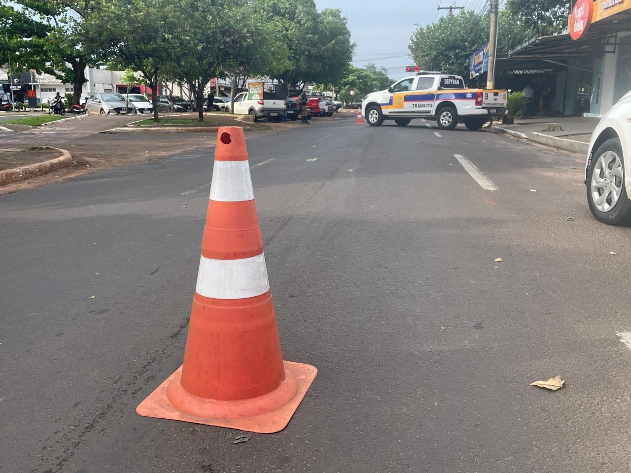 VEJA O VÍDEO: Acidente envolvendo moto e dois carros interdita meia avenida no centro de Três Lagoas; mulher fica ferida VEJA O VÍDEO: Acidente envolvendo moto e dois carros interdita meia avenida no centro de Três Lagoas; mulher fica ferida
