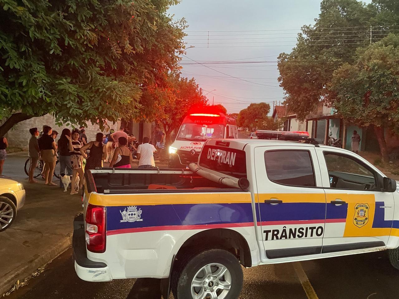 VEJA O VÍDEO: Adolescentes em bicicleta elétrica invadem preferencial e causam acidente em Três Lagoas VEJA O VÍDEO: Adolescentes em bicicleta elétrica invadem preferencial e causam acidente em Três Lagoas
