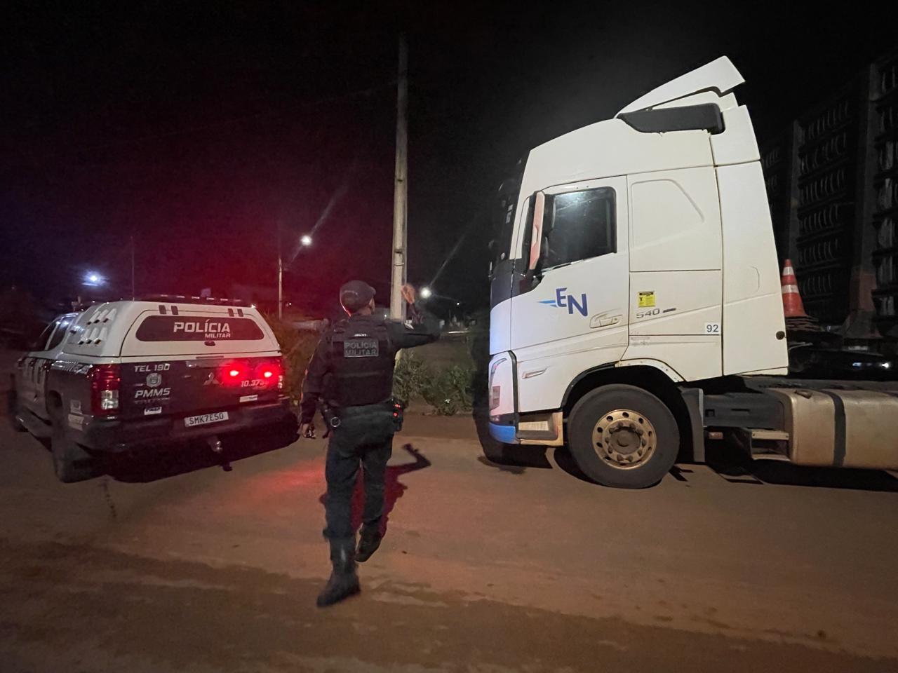 Motorista de tritrem é denunciado por andar em zigue-zague e quase causar acidentes em Três Lagoas; caminhão é encontrado ao lado de presídio Motorista de tritrem é denunciado por andar em zigue-zague e quase causar acidentes em Três Lagoas; caminhão é encontrado ao lado de presídio