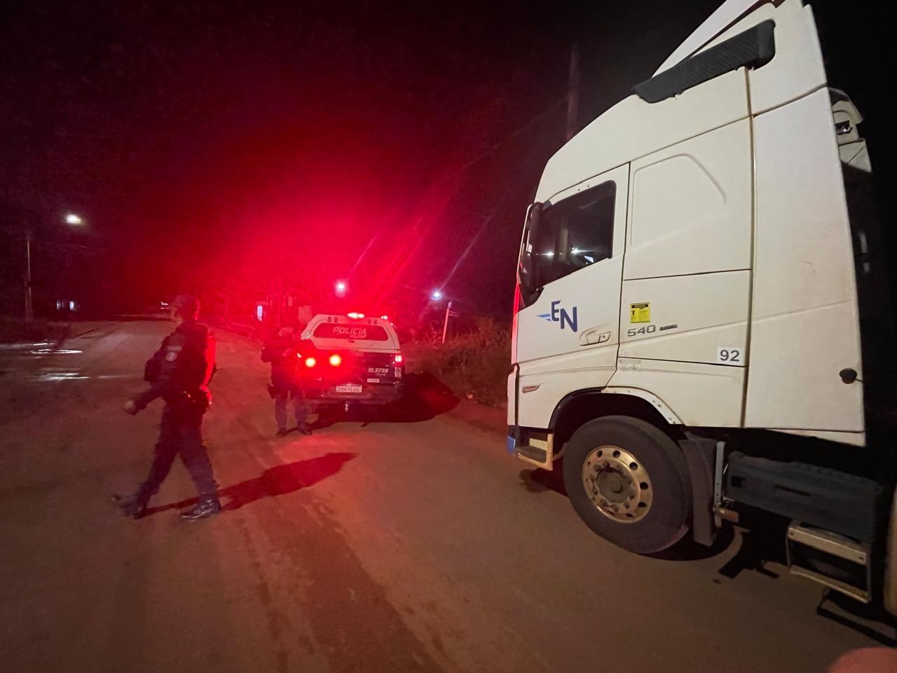 Motorista de tritrem é denunciado por andar em zigue-zague e quase causar acidentes em Três Lagoas; caminhão é encontrado ao lado de presídio Motorista de tritrem é denunciado por andar em zigue-zague e quase causar acidentes em Três Lagoas; caminhão é encontrado ao lado de presídio