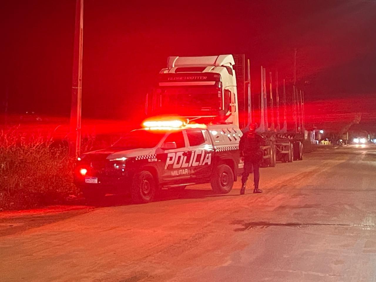 Motorista de tritrem é denunciado por andar em zigue-zague e quase causar acidentes em Três Lagoas; caminhão é encontrado ao lado de presídio Motorista de tritrem é denunciado por andar em zigue-zague e quase causar acidentes em Três Lagoas; caminhão é encontrado ao lado de presídio