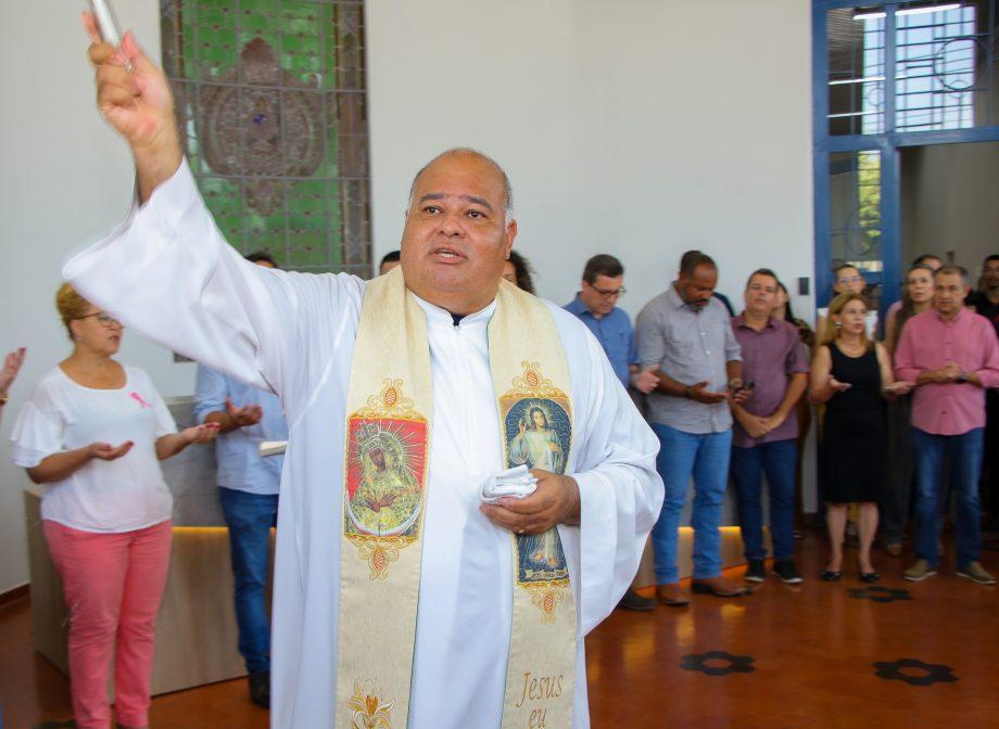 Boa notícia: Padre Rogério recebe alta da UTI, informa Diocese de Três Lagoas