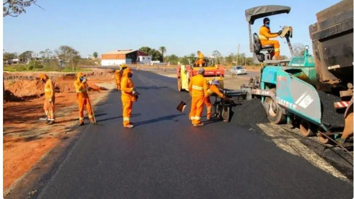 Em pleno feriadão, motoristas enfrentam congestionamentos na BR-262 devido às obras do novo posto fiscal próximo à ponte do Rio Paraná