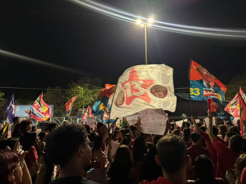 Ato pró-Lula reuniu cerca de 800 pessoas e teve até bandeiraço na frente de universidade em Três Lagoas