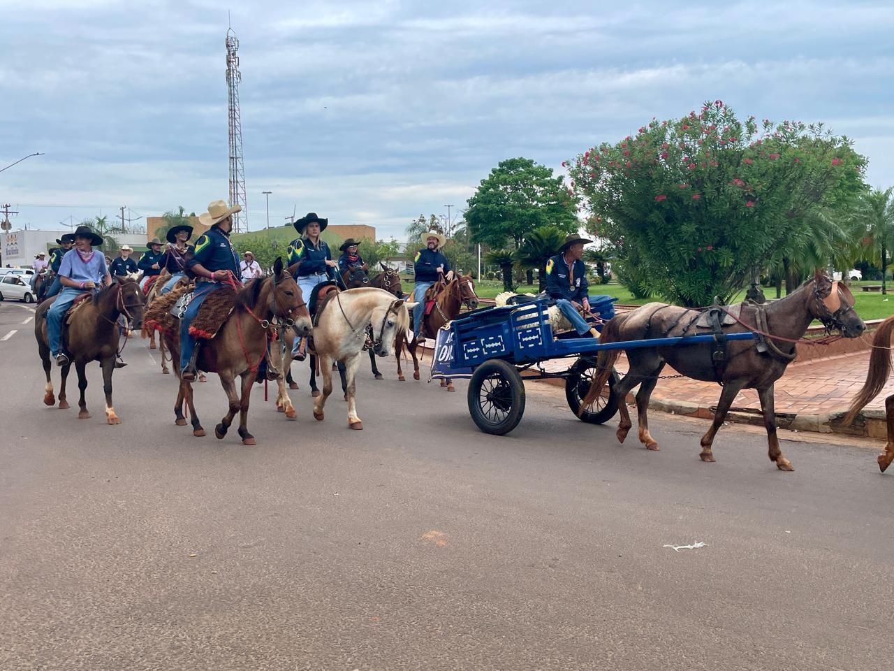 Cavalgada chega a Brasilândia e movimenta a economia da cidade com visitantes de toda a região