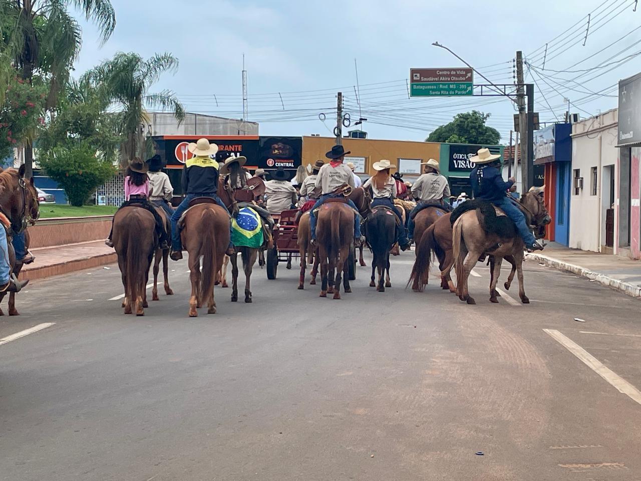 Cavalgada chega a Brasilândia e movimenta a economia da cidade com visitantes de toda a região
