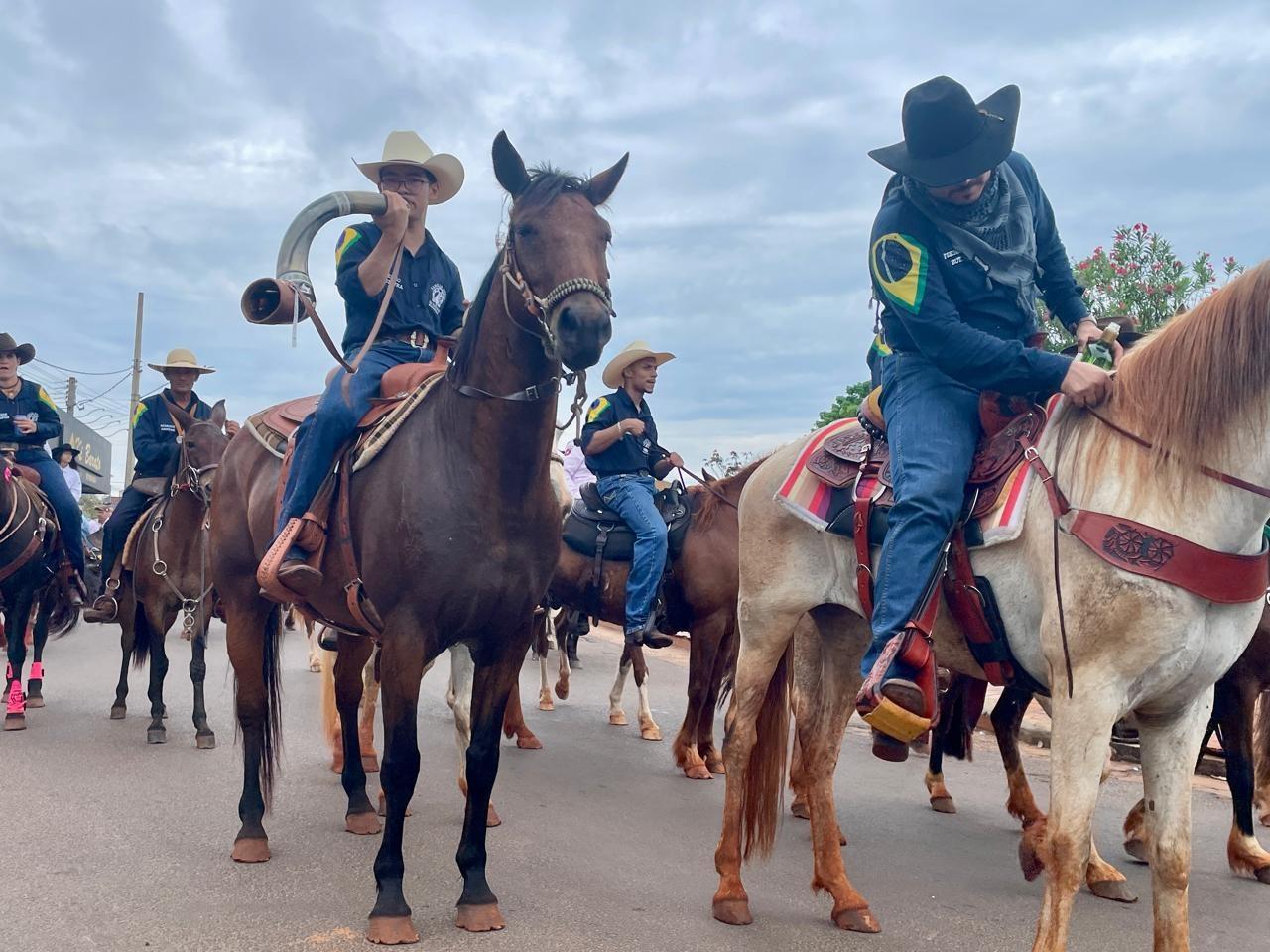 Cavalgada chega a Brasilândia e movimenta a economia da cidade com visitantes de toda a região