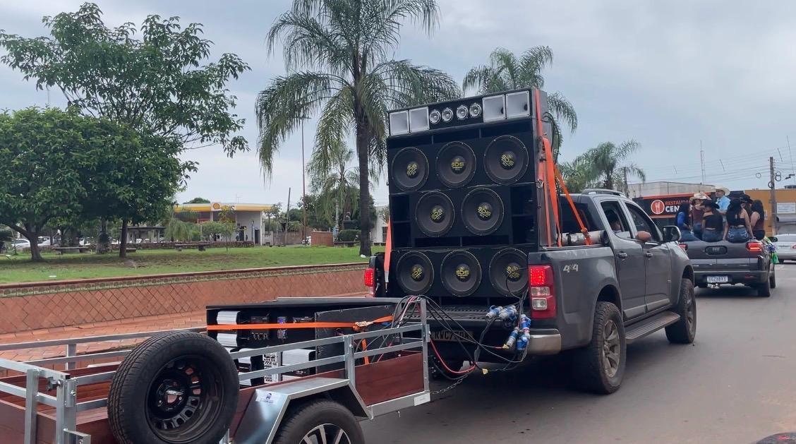 VEJA O VÍDEO: Até pancadão teve! Cavalgada movimenta as ruas de Brasilândia e comitivas seguem para o recinto de festas