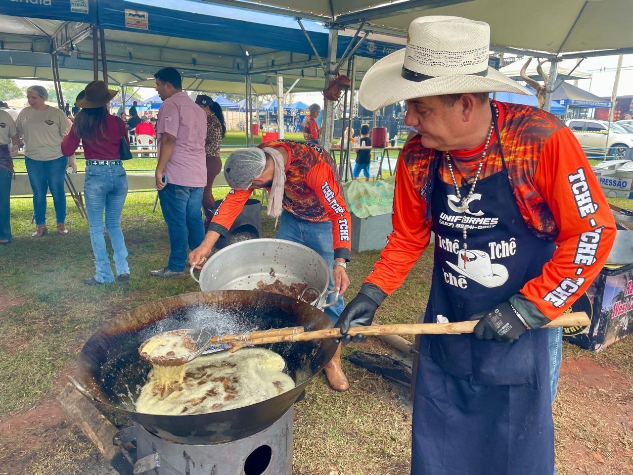 Almoço da cavalgada de Brasilândia começou a ser preparado no sábado e resgata a tradição da culinária caipira