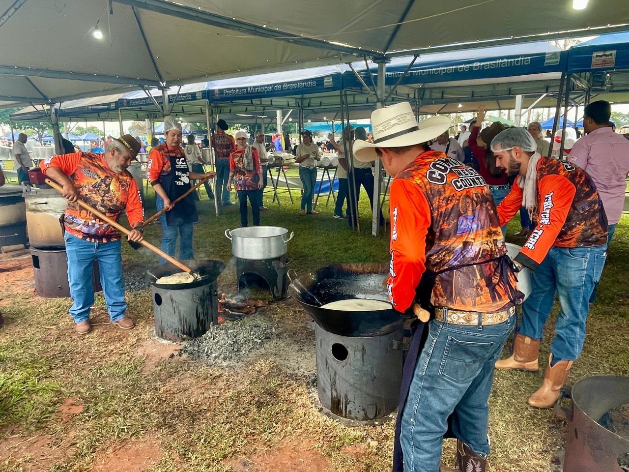 Almoço da cavalgada de Brasilândia começou a ser preparado no sábado e resgata a tradição da culinária caipira