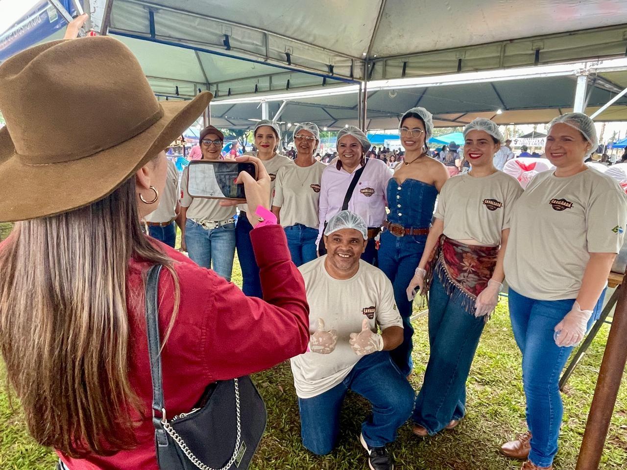 Almoço da cavalgada de Brasilândia começou a ser preparado no sábado e resgata a tradição da culinária caipira