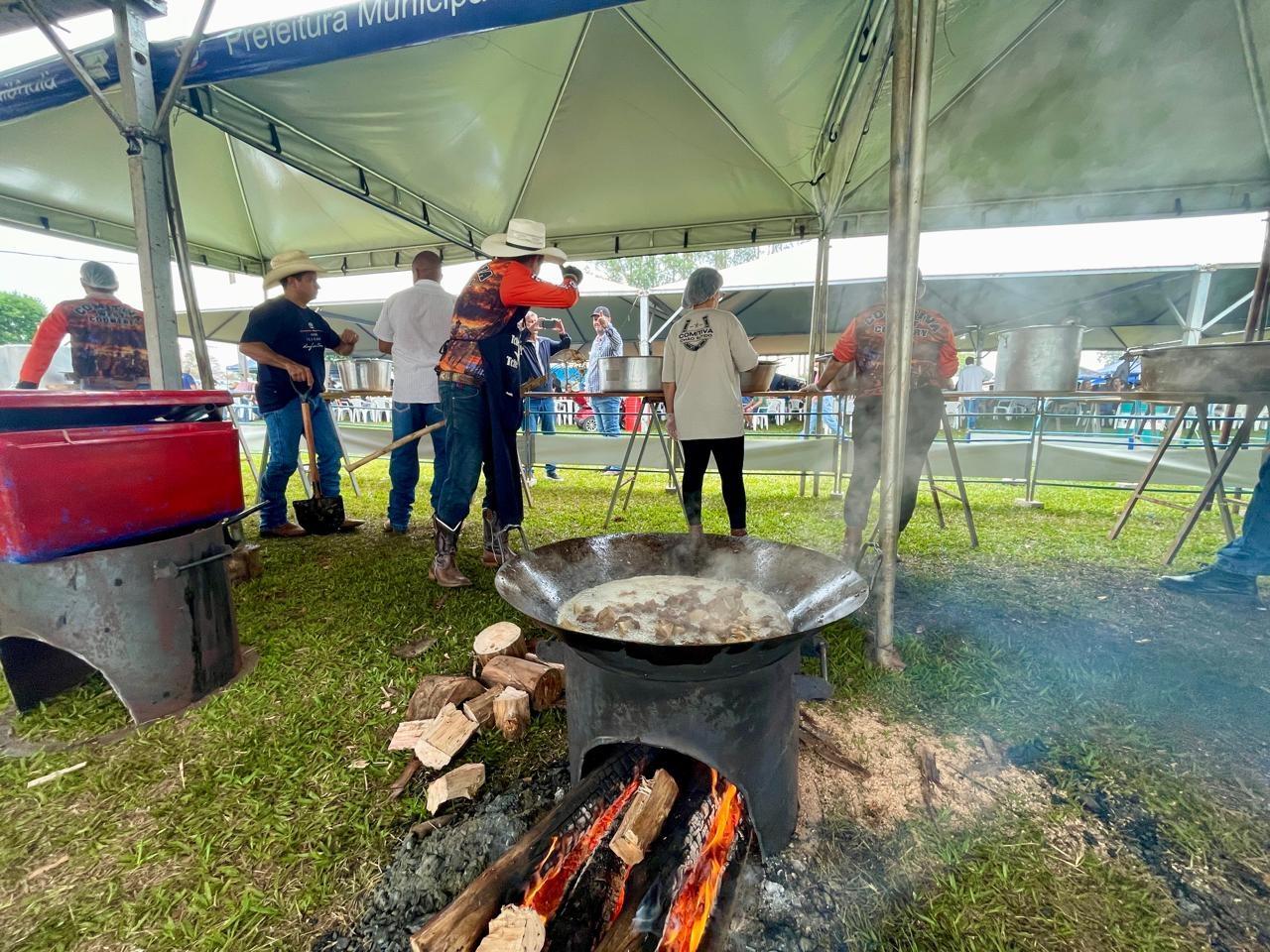 Almoço da cavalgada de Brasilândia começou a ser preparado no sábado e resgata a tradição da culinária caipira