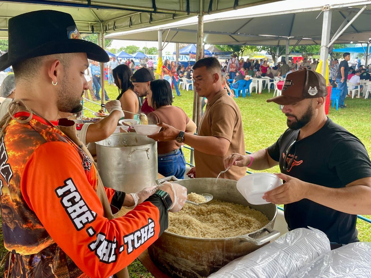 Almoço da cavalgada de Brasilândia começou a ser preparado no sábado e resgata a tradição da culinária caipira