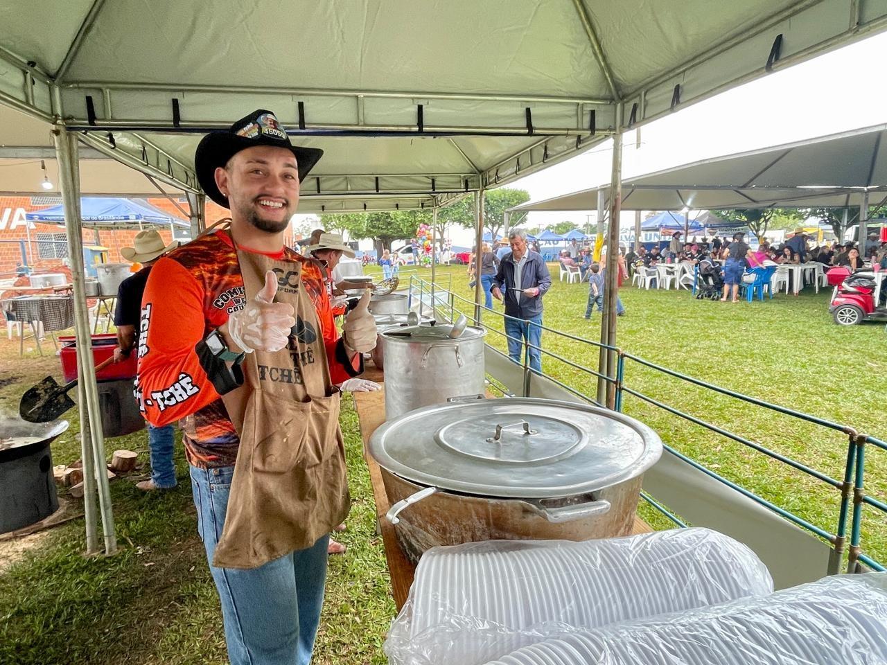 Almoço da cavalgada de Brasilândia começou a ser preparado no sábado e resgata a tradição da culinária caipira