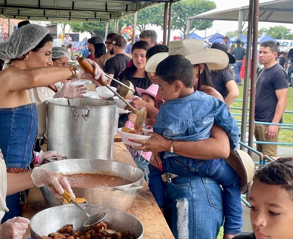 Almoço da cavalgada de Brasilândia começou a ser preparado no sábado e resgata a tradição da culinária caipira