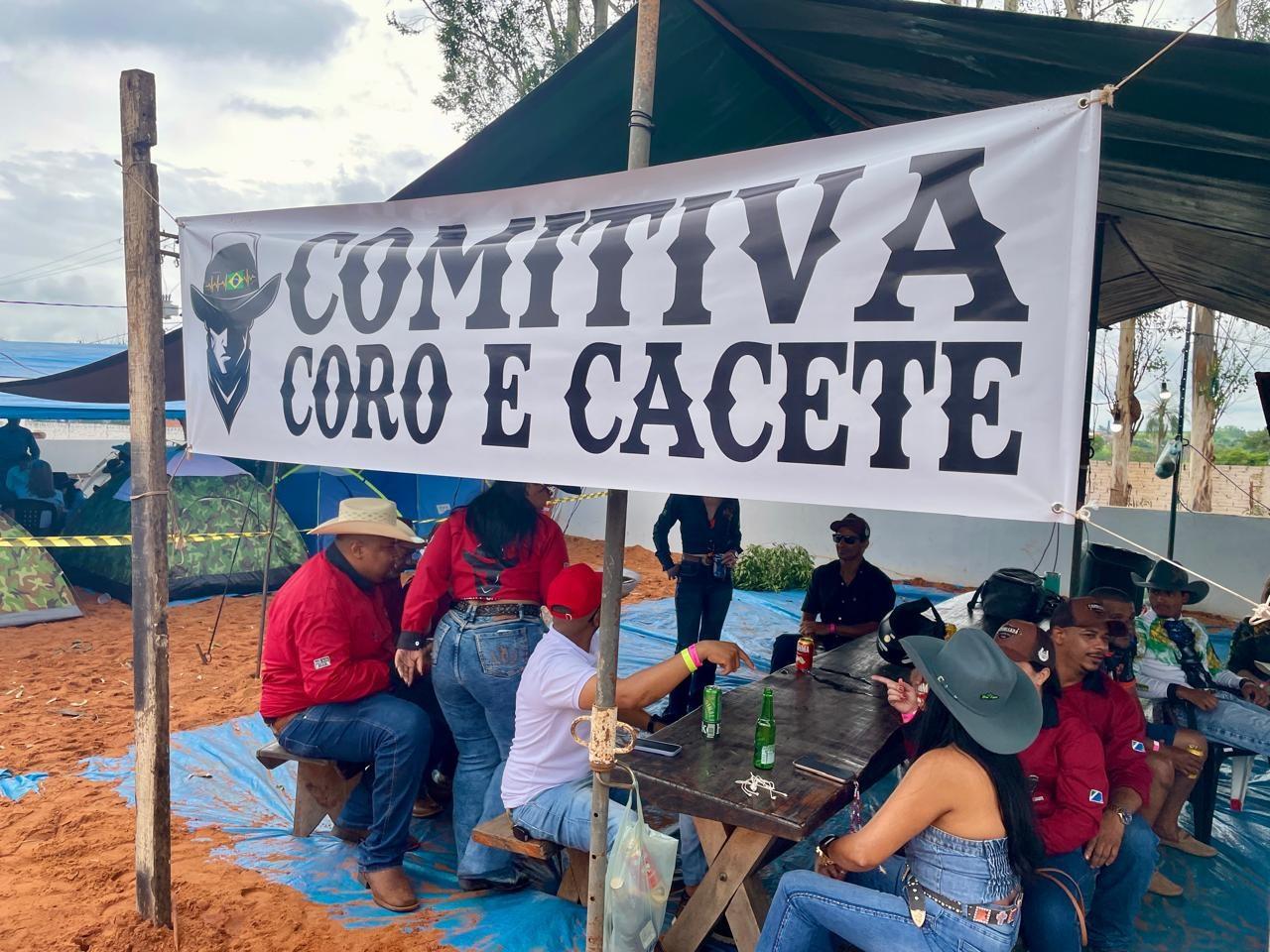 Comitiva Coro e Cacete reúne amigos e familiares e marca presença na cavalgada de Brasilândia