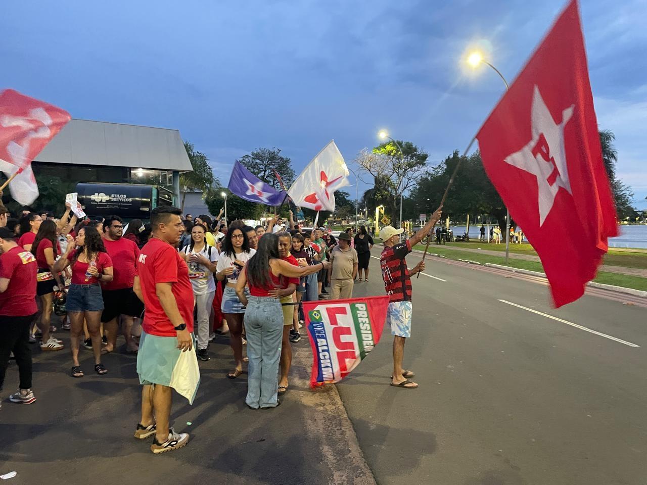 Apoiadores de Lula realizam ato político na circular da Lagoa Maior, em Três Lagoas Apoiadores de Lula realizam ato político na circular da Lagoa Maior, em Três Lagoas