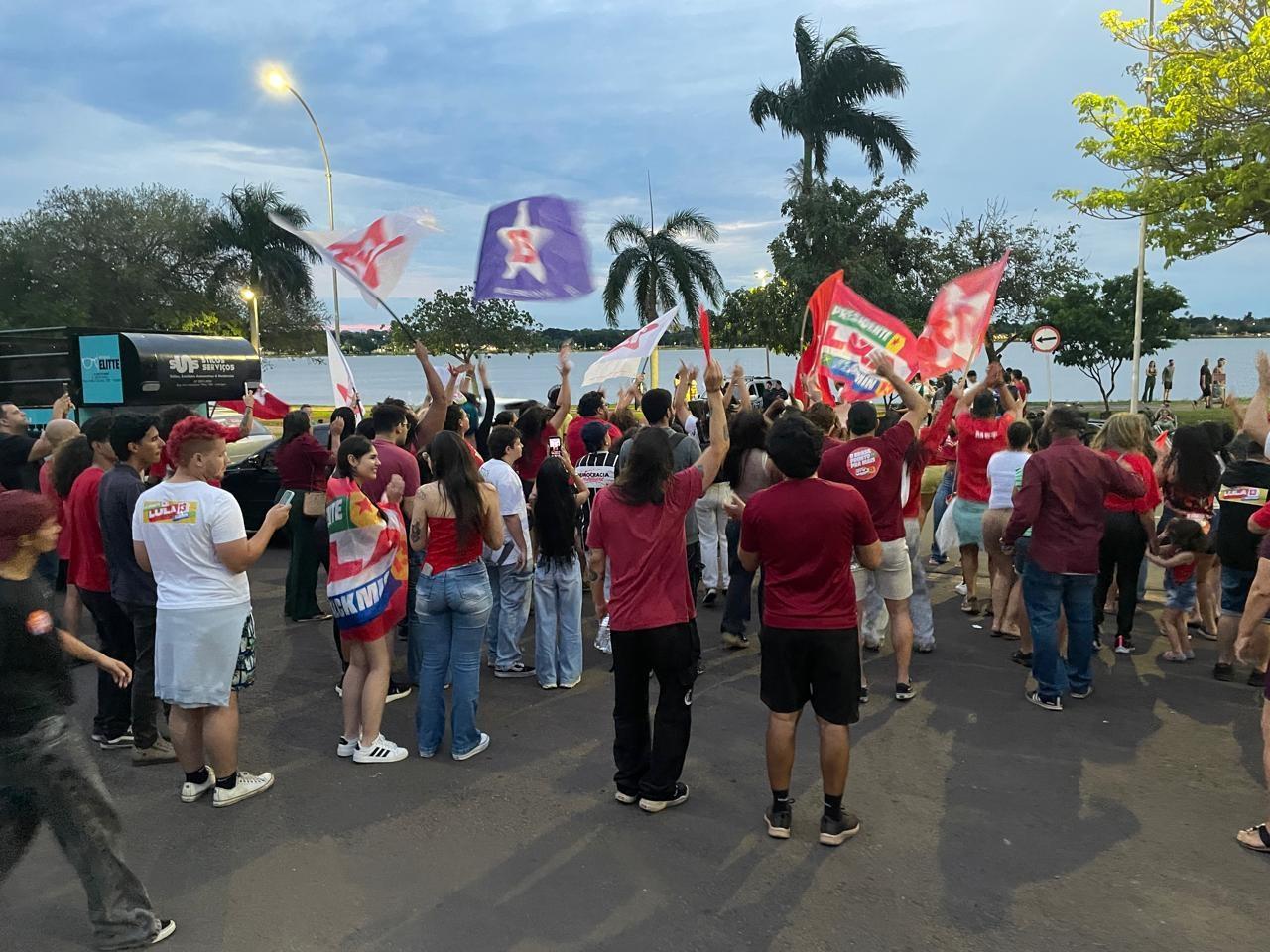 Apoiadores de Lula realizam ato político na circular da Lagoa Maior, em Três Lagoas Apoiadores de Lula realizam ato político na circular da Lagoa Maior, em Três Lagoas