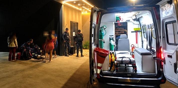 Homem é crivado de balas em frente a adega e socorrido em estado grave em Três Lagoas