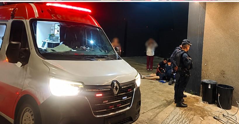 Homem é crivado de balas em frente a adega e socorrido em estado grave em Três Lagoas Homem é crivado de balas em frente a adega e socorrido em estado grave em Três Lagoas