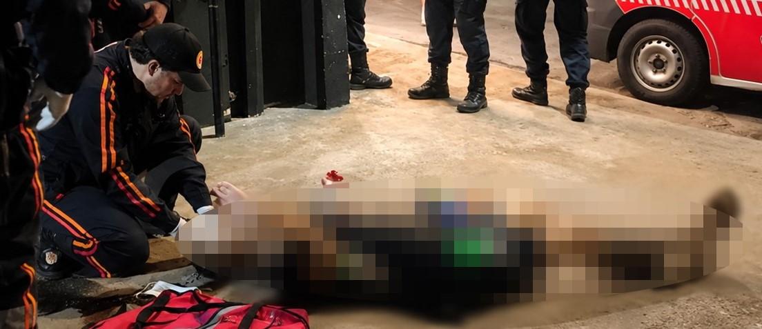Homem é crivado de balas em frente a adega e socorrido em estado grave em Três Lagoas Homem é crivado de balas em frente a adega e socorrido em estado grave em Três Lagoas
