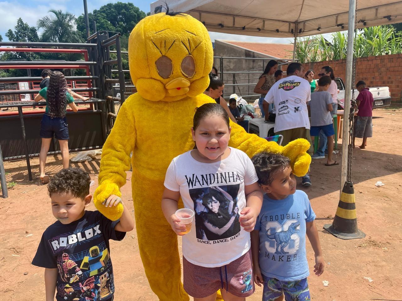 Bolo gigante, brinquedos e muita diversão marcam festa do Dia das Crianças no bairro Vila Haro, em Três Lagoas Bolo gigante, brinquedos e muita diversão marcam festa do Dia das Crianças no bairro Vila Haro, em Três Lagoas