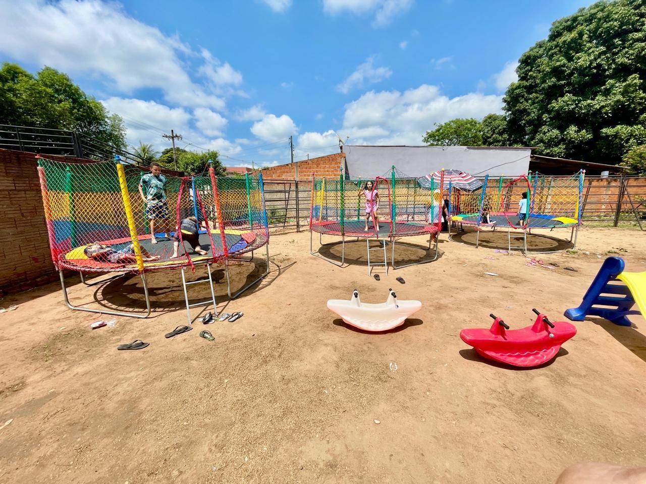 Bolo gigante, brinquedos e muita diversão marcam festa do Dia das Crianças no bairro Vila Haro, em Três Lagoas Bolo gigante, brinquedos e muita diversão marcam festa do Dia das Crianças no bairro Vila Haro, em Três Lagoas